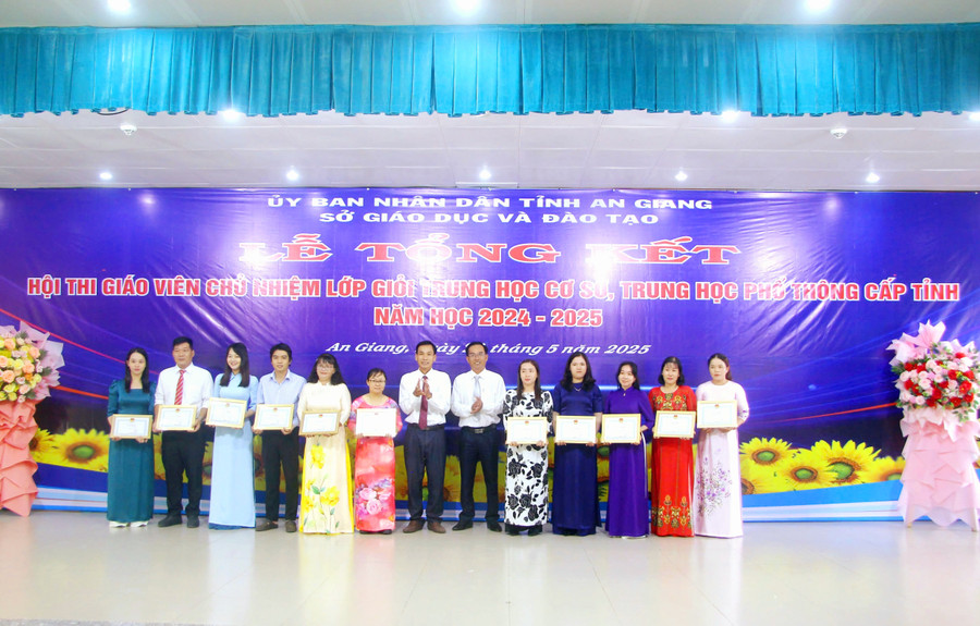 Trao khen thưởng Trung Tâm Đăng Nhập MM88 Chính Thức Mới đạt giải C. (Ảnh: Trọng Nhân) 1000043109.jpg