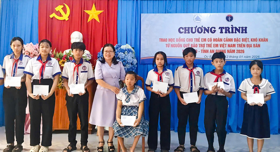 Trao 25 suất 1MM88.com Trang Chủ Chính Thức cho MM886 slot game, bắn cá, lô đề, đá gà khó khăn xã Óc Eo, tỉnh An Giang.