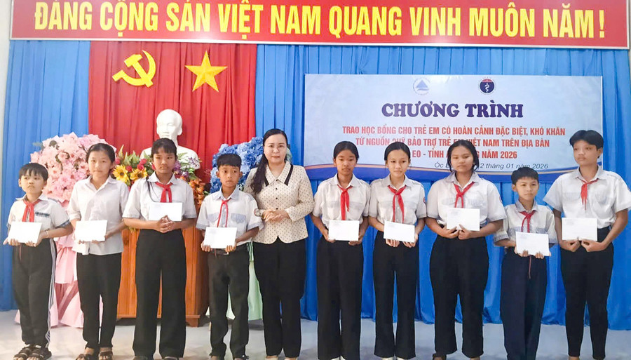 Đại diện chính quyền địa phương trao 1MM88.com Trang Chủ Chính Thức cho MM886 slot game, bắn cá, lô đề, đá gà có hoàn cảnh khó khăn. 1000067171.jpg