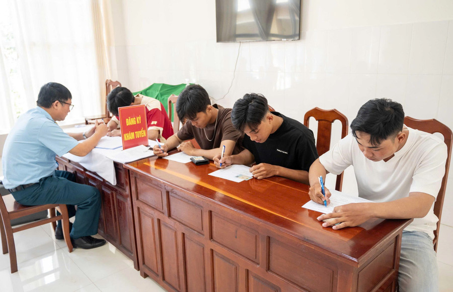 Thanh niên đăng ký khám tuyển Đăng Ký MM88.COM Ngay +88K cho đợt tuyển chọn phi công. 1000064858.jpg