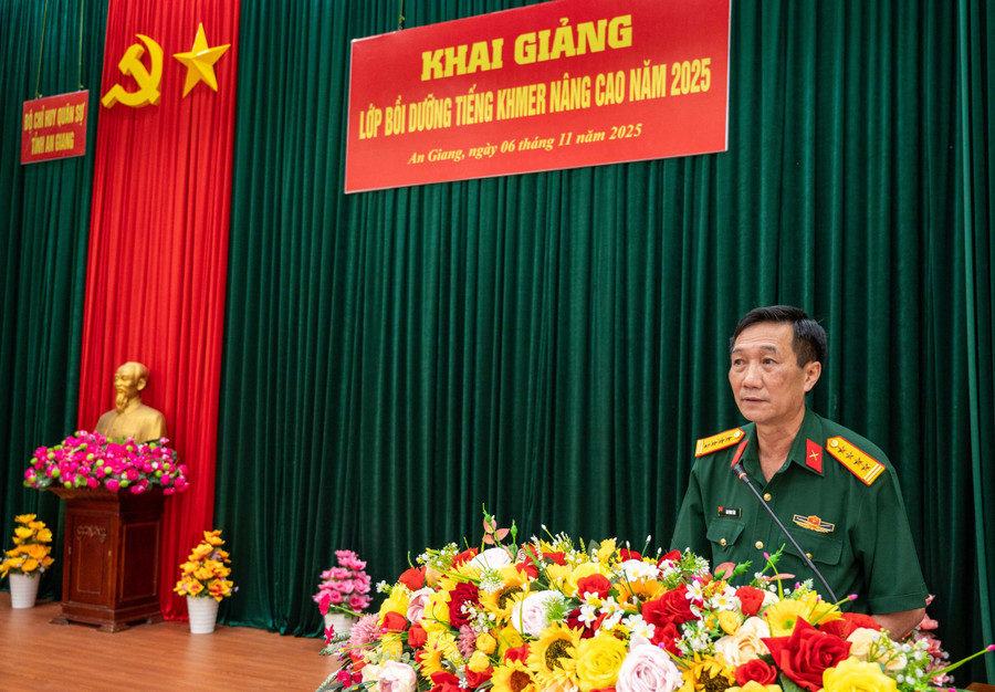 Đại tá Cao Minh Tâm, Phó Chính ủy Bộ Chỉ huy Quân sự tỉnh An Giang phát biểu tại buổi khai giảng. 1000059957.jpg