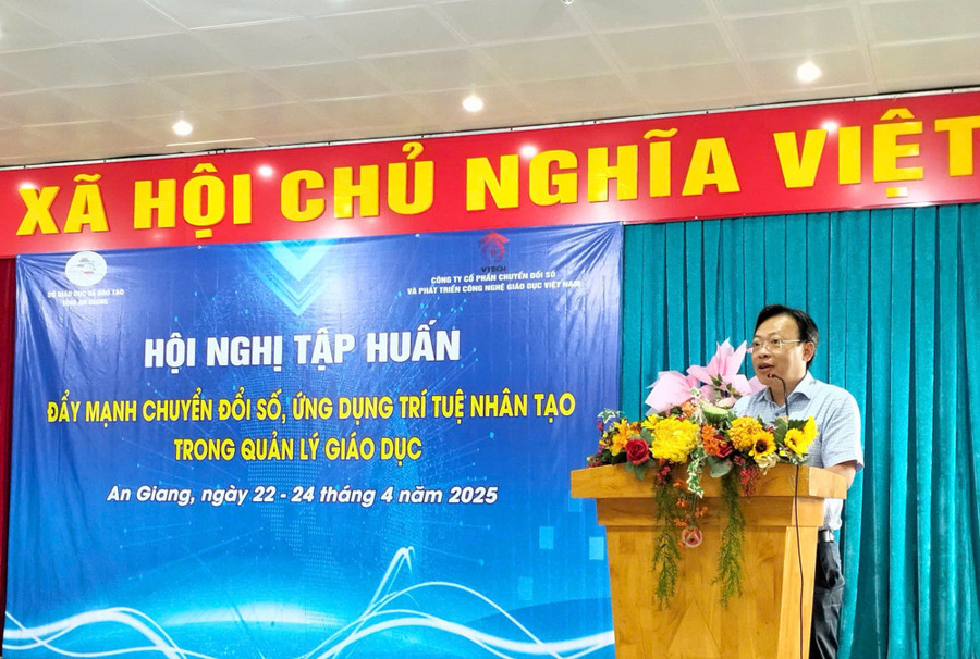Ông Trần Tuấn Khánh, Phó Giám đốc Sở GD&ĐT An Giang phát biểu khai mạc hội nghị. 1000041467.jpg