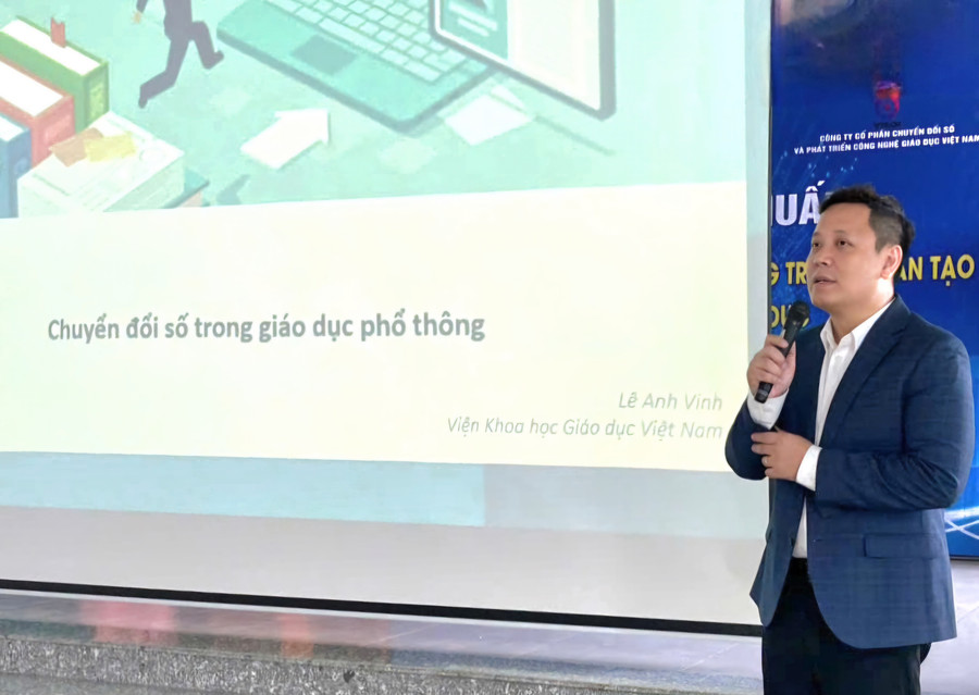 Giáo sư, Tiến sĩ Lê Anh Vinh – Viện trưởng Viện Khoa học Giáo dục Việt Nam trao đổi các nội dung tại Hội nghị tập huấn. 1000041470.jpg