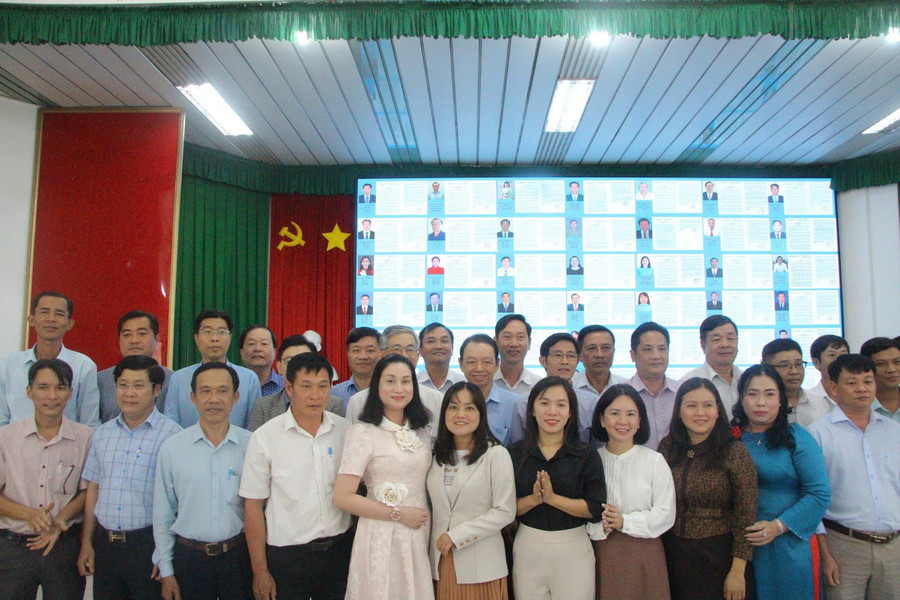 Đại diện các cơ sở giáo dục trong tỉnh An Giang cùng ký cam kết thực hiện phòng, chống bạo lực học đường năm học 2025 - 2026. 1000063182.jpg