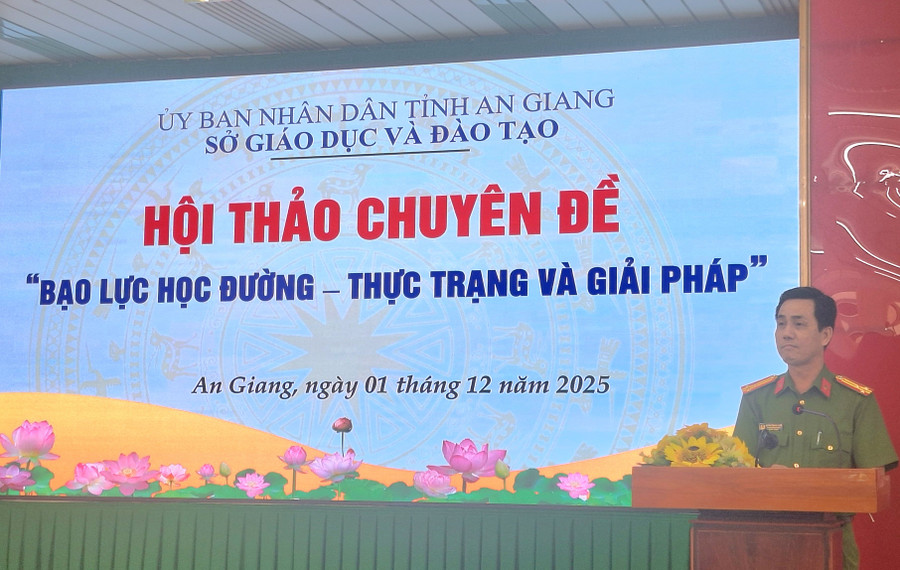Thượng tá Huỳnh Thanh Ngữ, Phó trưởng Phòng Cảnh sát hình sự (88MM88 kèo WC hôm nay tỉnh An Giang) phát biểu tại Hội thảo. 1000063148.jpg