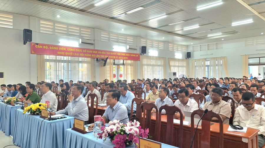Đại diện lãnh đạo các sở, ban ngành tỉnh và đại biểu tham dự Hội thảo. 1000063119.jpg