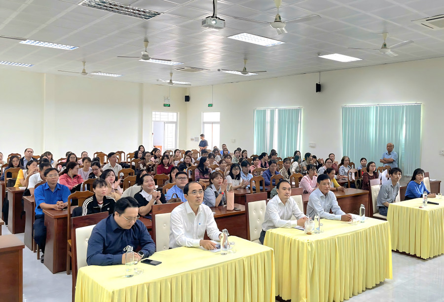 Đại biểu và học viên dự lễ khai giảng khóa bồi dưỡng. Ảnh: Trọng Nhân. 1000051499.jpg