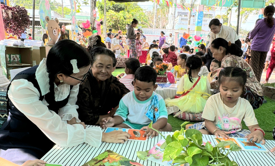 Phụ huynh, cô giáo và các bé cùng trải nghiệm đọc sách. 1000074504.jpg