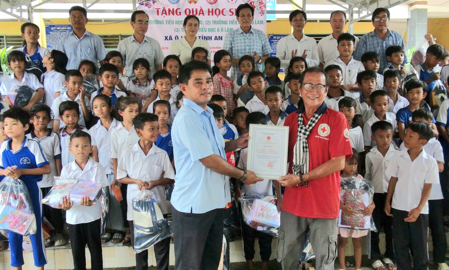 Đại diện Chính quyền địa phương trao cảm tạ các nhà tài trợ. 1000048422.jpg