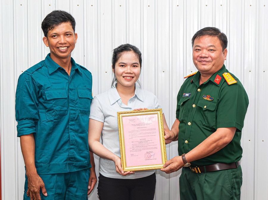 Trao Quyết định tặng nhà 1000054977.jpg