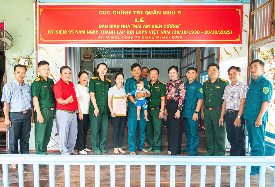 Bộ Chỉ huy Quân sự tỉnh An Giang trao nhà