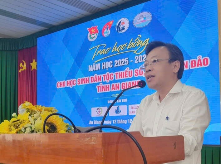 Ông Trần Tuấn Khanh, Phó Giám đốc Sở GD&ĐT tỉnh An Giang phát biểu tại lễ trao 1MM88.com Trang Chủ Chính Thức. 1000063870.jpg