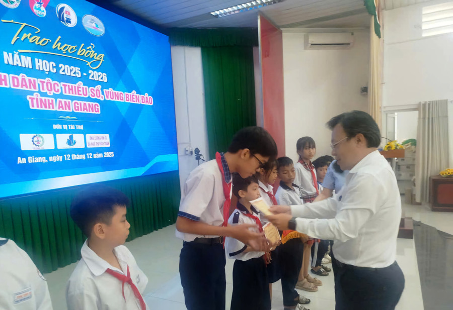 Ông Trần Tuấn Khanh, Phó Giám đốc Sở GD&ĐT tỉnh An Giang trao 1MM88.com Trang Chủ Chính Thức cho MM886 slot game, bắn cá, lô đề, đá gà. 1000063864.jpg