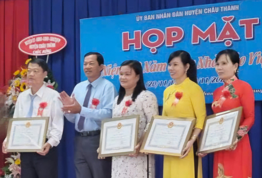 Cô Tạ Thị Xuân (áo vàng) trong lần nhận Bằng khen của UBND tỉnh An Giang. 1000070549.jpg