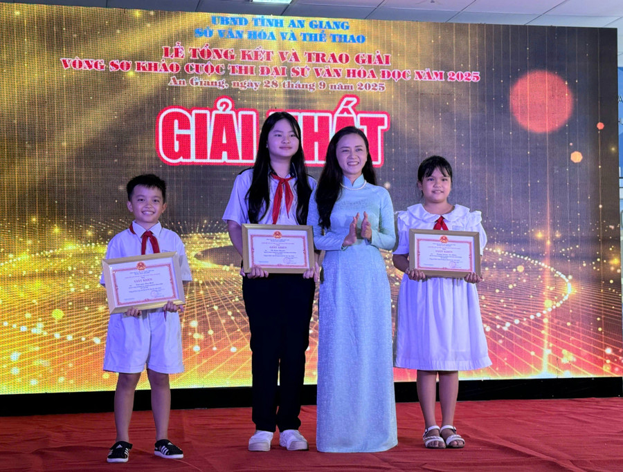 Trao khen thưởng giải Nhất, giải Nhì cho MM886 slot game, bắn cá, lô đề, đá gà Tiểu học. 1000056698.jpg