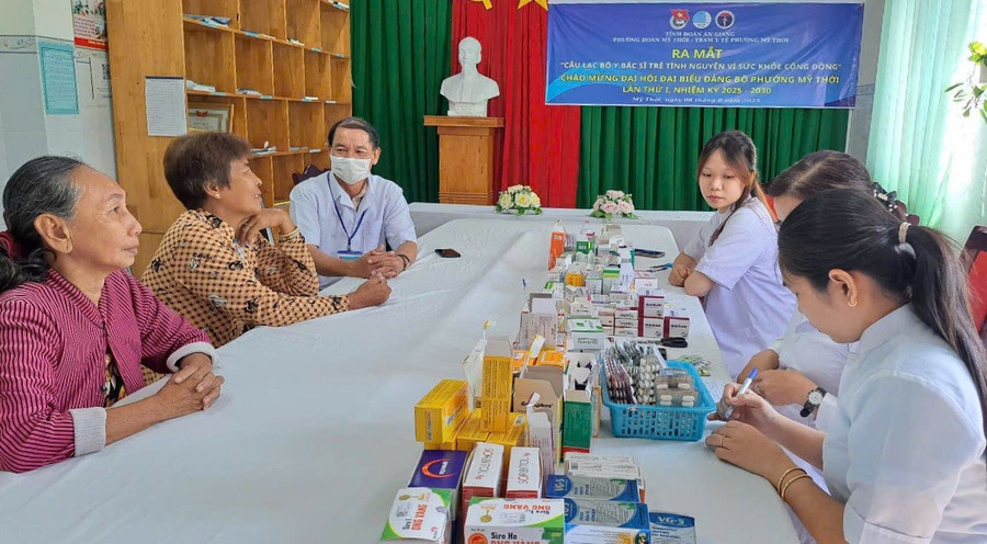 Các thành viên CLB khám, tư vấn Đăng Ký MM88.COM Ngay +88K, cấp phát thuốc miễn phí cho người cao tuổi, người khuyết tật tại buổi ra mắt. 1000051279.jpg