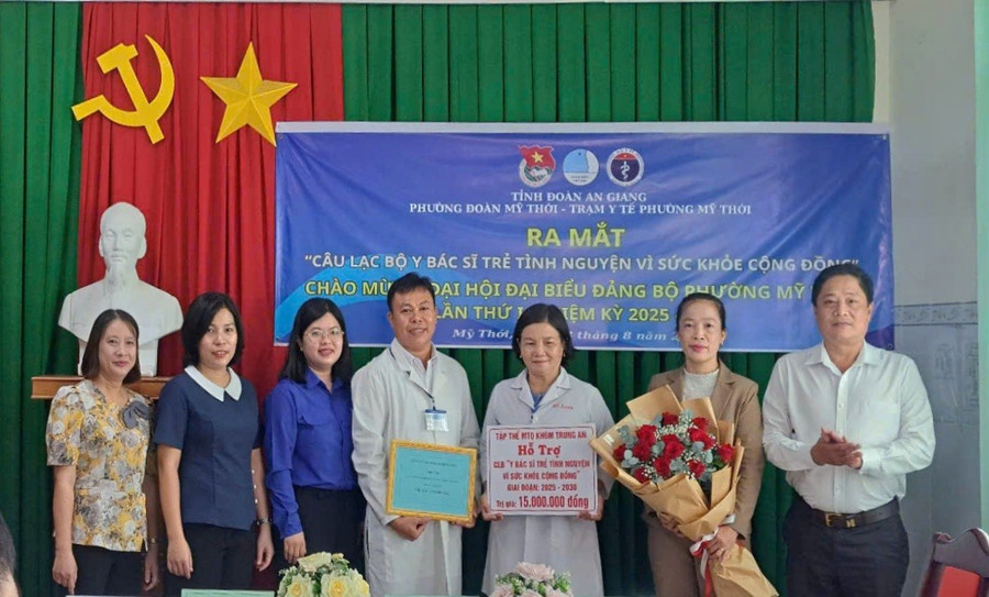 Nhóm các nhà hảo tâm trao hỗ trợ kinh phí hoạt động cho CLB. 1000051276.jpg