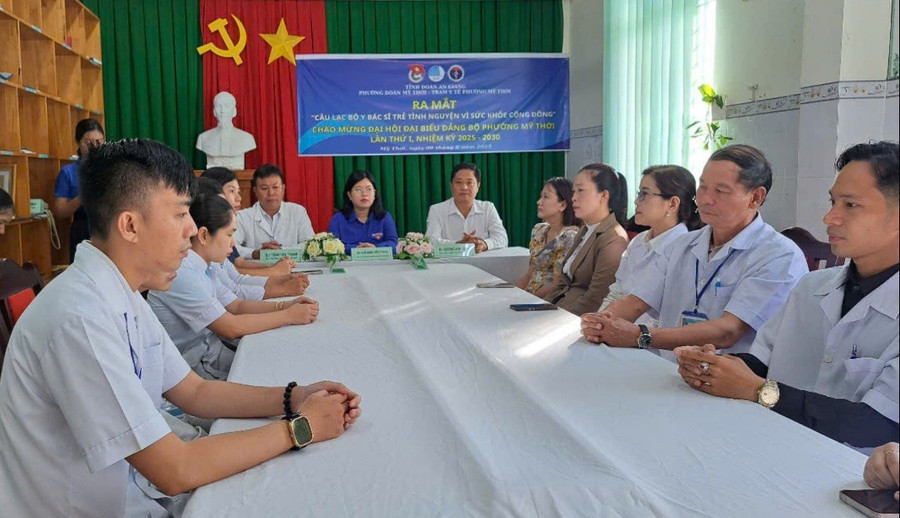 Đại biểu và các thành viên Câu lạc bộ dự buổi ra mắt CLB. 1000051280.jpg