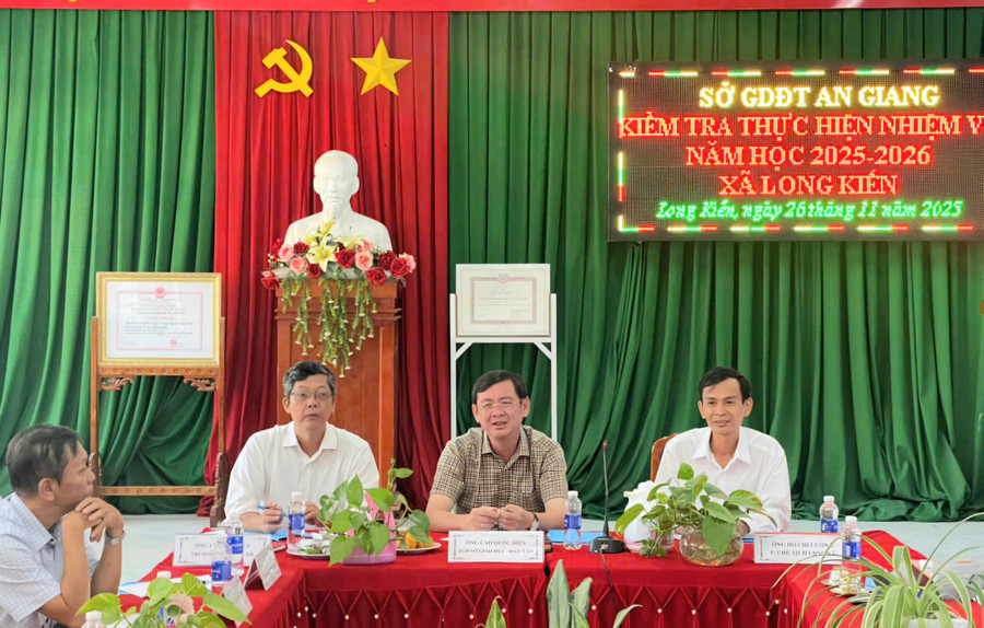 Ông Cao Quốc Điện, Phó Giám đốc Sở GD&ĐT An Giang (ngồi giữa) tại buổi làm việc.