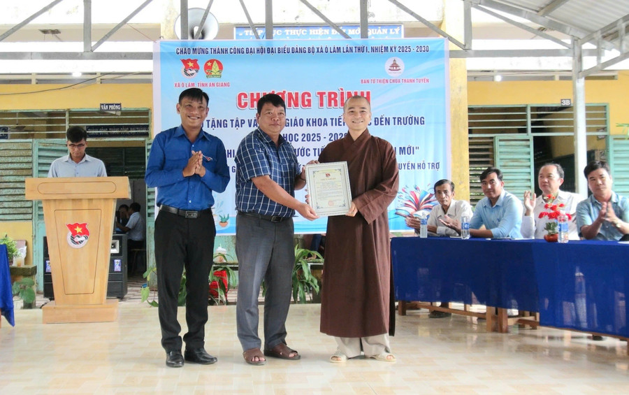 Địa diện Chính quyền địa phương trao Cảm tạ nhà tài trợ. 1000054419.jpg
