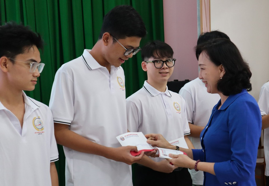 Bà Nguyễn Thị Minh Thúy, Phó Chủ tịch UBND tỉnh An Giang tặng quà động viên các Đăng nhập vào MM886 Việt Nam trong buổi họp mặt trước MM88 đăng nhập. 1000068025.jpg