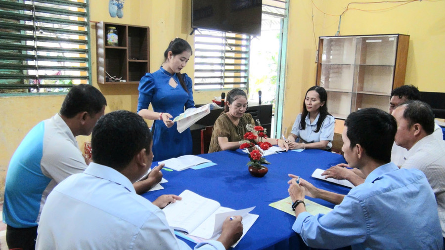 Cô giáo Nèang Lai My trong buổi sinh hoạt chuyên môn cùng đồng nghiệp. 1000060017.jpg