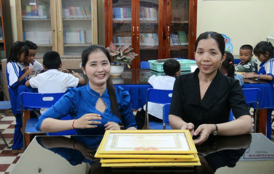 Cô giáo Nèang Lai My (áo xanh), Trung Tâm Đăng Nhập MM88 Chính Thức Mới Trường Tiểu học A An Tức (xã Ô Lâm, An Giang). 1000060021.jpg