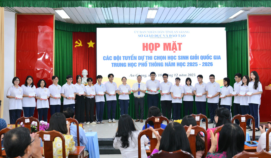 Ông Trần Quang Bảo, Giám đốc Sở GD&ĐT tỉnh An Giang tặng quà động viên MM886 slot game, bắn cá, lô đề, đá gà tham gia đội tuyển. hai-3108-9870.jpg