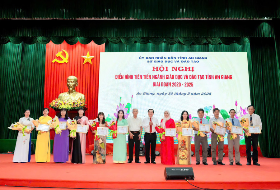 Cô Tạ Thị Xuân nhận khen thưởng tại Hội nghị Điển hình tiên tiến ngành GD&ĐT tỉnh An Giang. 1000070467.jpg
