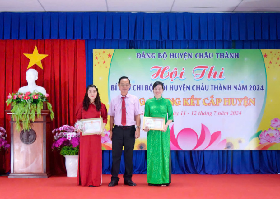 Cô Tạ Thị Xuân đạt giải Nhì Hội thi Bí thư Chi bộ giỏi. 1000070468.jpg