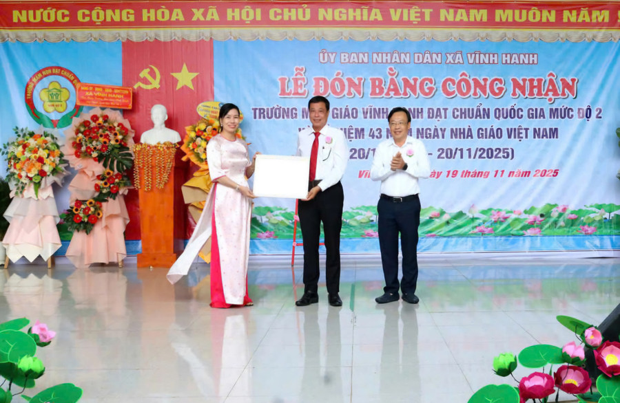 Cô Xuân đại diện Trường Mẫu giáo Vĩnh Hanh nhận Bằng công nhận Đạt chuẩn quốc gia mức độ 2. 1000070469.jpg