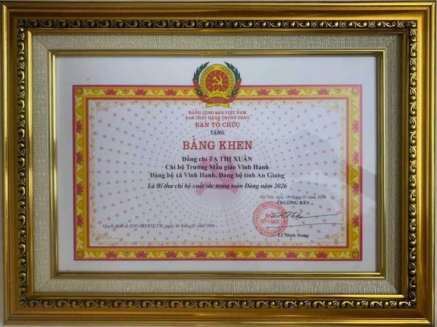Bằng khen Bí thư Chi bộ xuất sắc trong toàn Đảng năm 2026 của cô Tạ Thị Xuân. 1000070470.jpg