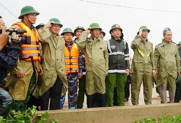Phó Thủ tướng kiểm tra tuyến đê chắn biển thuộc xã Phú Thuận, huyện Phú Vang (tỉnh Thừa Thiên - Huế) sáng 28/9.