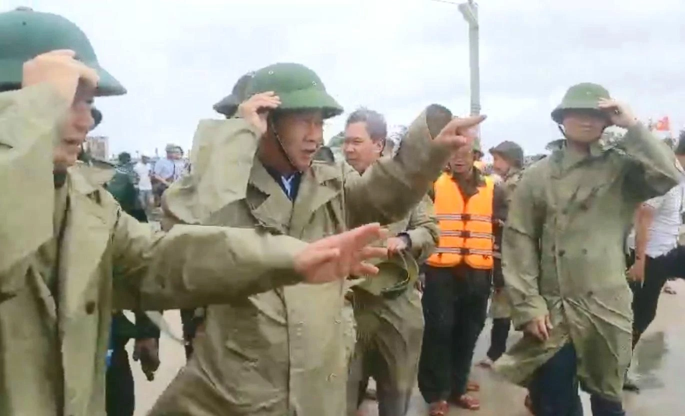Gió vẫn thổi rất lớn ngay sau bão Noru vừa đi vào đất liền. Đoàn công tác của Phó Thủ tướng cùng lãnh đạo tỉnh Thừa Thiên - Huế đã thị sát những điểm bị ảnh hưởng do bão gây ra.