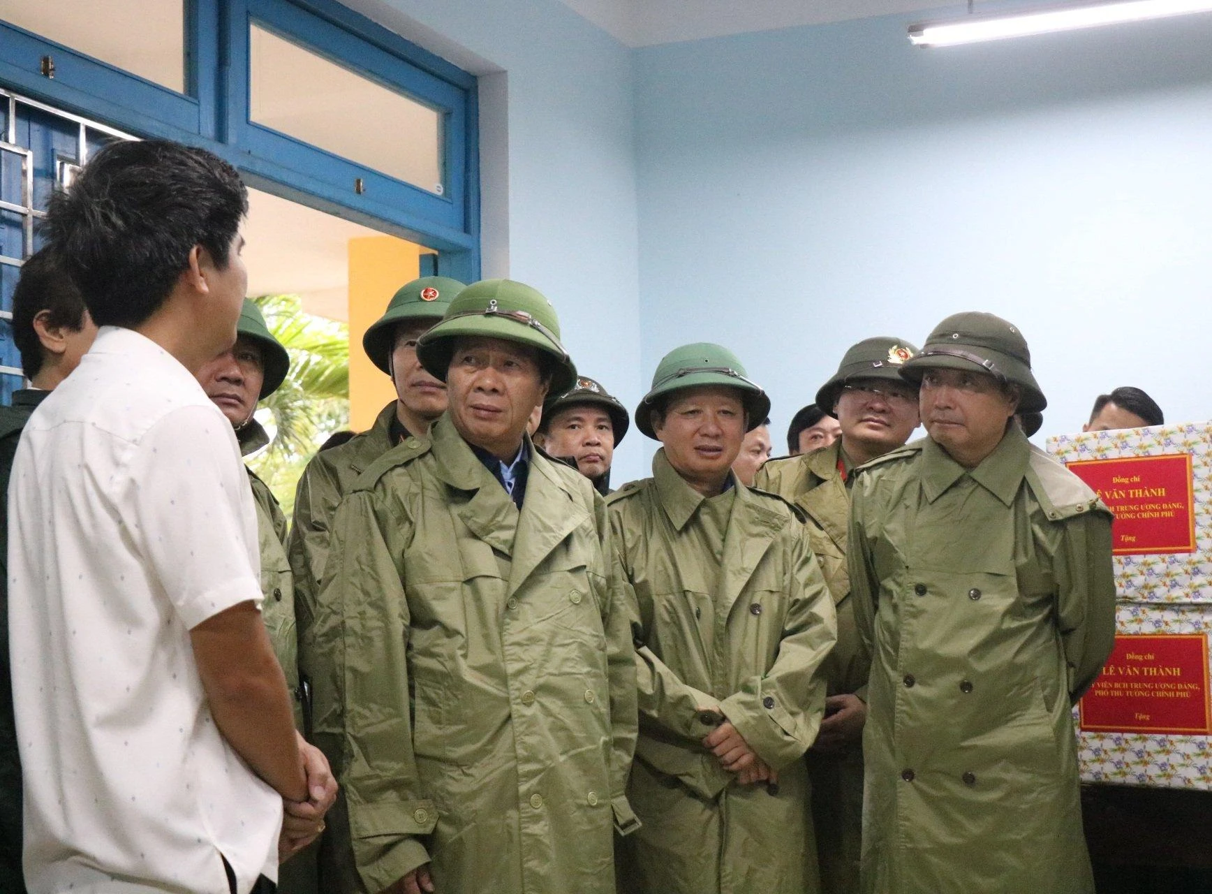 Phó Thủ tướng Lê Văn Thành (thứ 2 từ trái sang) kiểm tra điểm trú tránh bão của người dân tại Trường THCS Thuận An, TP Huế.