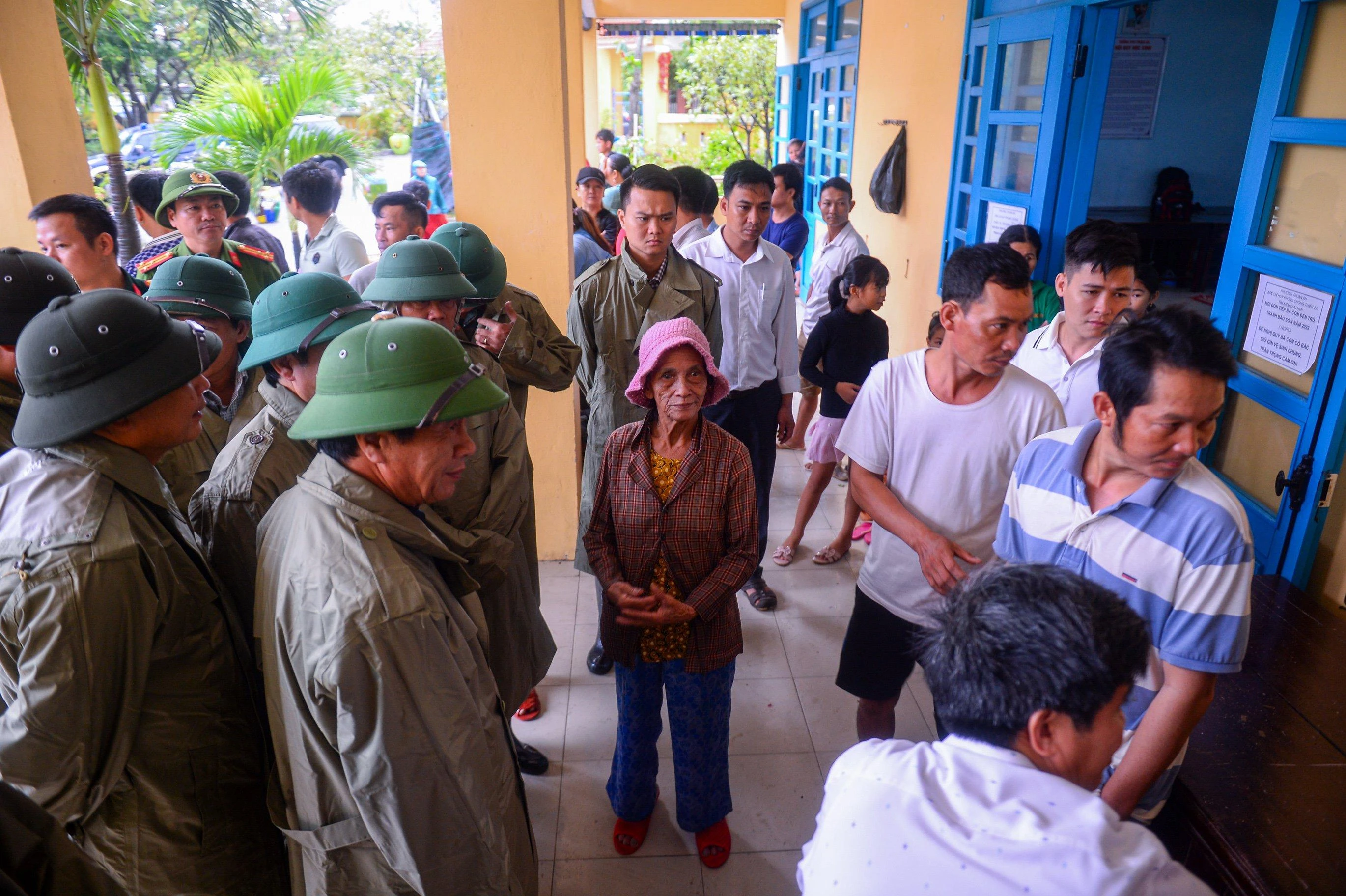 Phó Thủ tướng đến thăm người dân đang tránh trú bão tại điểm Trường THCS Thuận An, TP Huế.