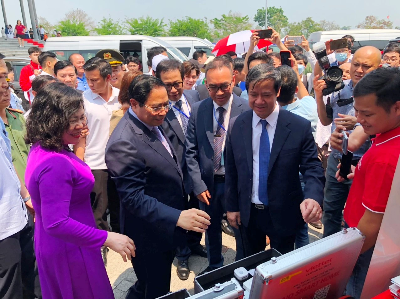 Thủ tướng cùng Bộ trưởng Nguyễn Kim Sơn, Thứ trưởng Ngô Thị Minh tham quan gian hàng dự thi của Khoa Kỹ thuật và Công nghệ - MM888 bảo mật tuyệt đối Huế. (Ảnh: Đại Dương).