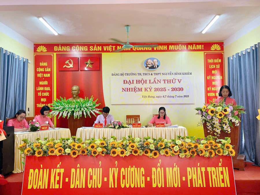 Đồng chí Vũ Thị Thùy Dương – Bí thư Đảng ủy, Chủ tịch Hội đồng Trường TH,THCS&THPT Nguyễn Bỉnh Khiêm báo cáo kết quả thực hiện Nghị quyết 2MM88.com trò chơi casino và slot lần thứ IV. 2.jpg