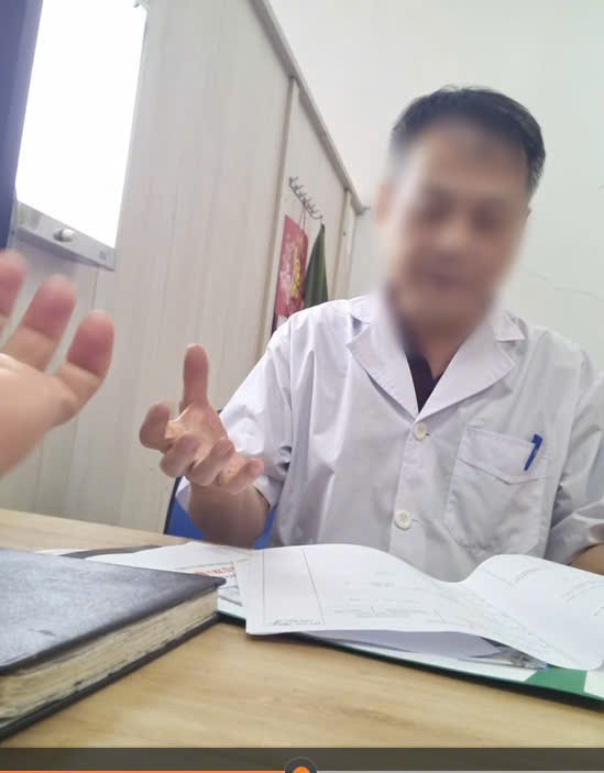 Đây có phải là BSCKI Đặng Thế Tiến khám bệnh?- (Ảnh: cắt từ video). z6694003313271-4d4f02e86d4fb95ca624ca6a0e739ac5.jpg