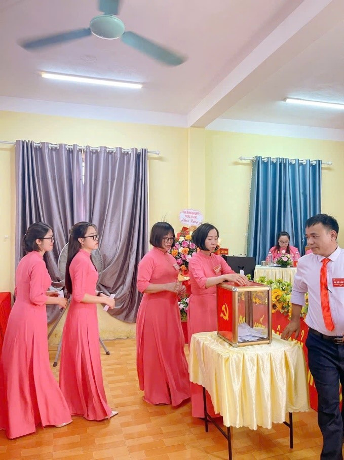 Bỏ phiếu bầu Ban Chấp hành Đảng bộ Trường TH,THCS&THPT Nguyễn Bỉnh Khiêm nhiệm kỳ 2025-2030. 12.jpg