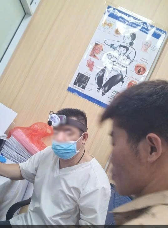 Người đàn ông (áo trắng) khám bệnh tai, mũi, họng không đeo biển tên có phải là bác sĩ Nguyễn Thành Long - (Ảnh: cắt từ video). z6694106704011-d66d48a1a77e687eac88eddbadab2354.jpg