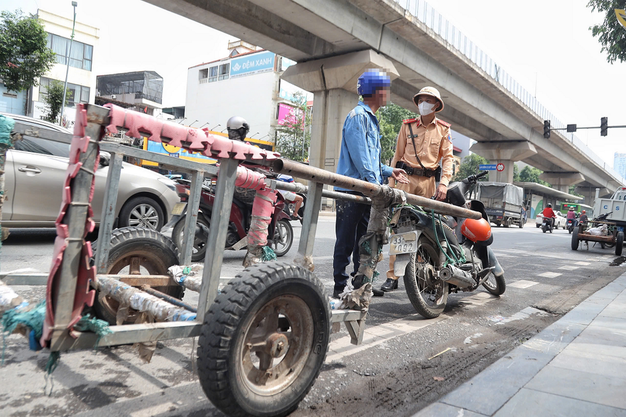 Lực lượng CSGT xử lý người điều khiển xe kéo theo xe khác. 32-sua.png