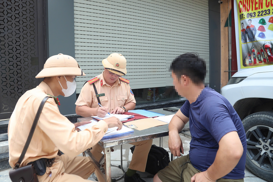 CSGT tiến hành lập biên bản xử lý người vi phạm. 36-sua.png