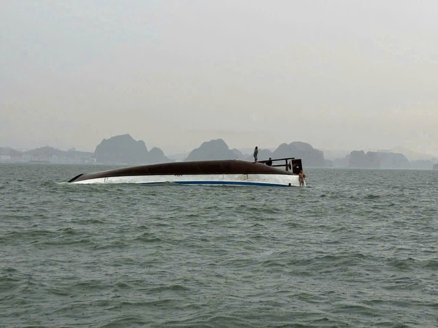 Một chiếc tàu du lịch ở Quảng Ninh bị lật trên biển. Hiện cơ quan chức năng đang tiến hành xác minh và cứu hộ cứu nạn - (Ảnh: CTV) z6820976971357-41292559a4b1a94f0f1bc1c649ed4cc1.jpg