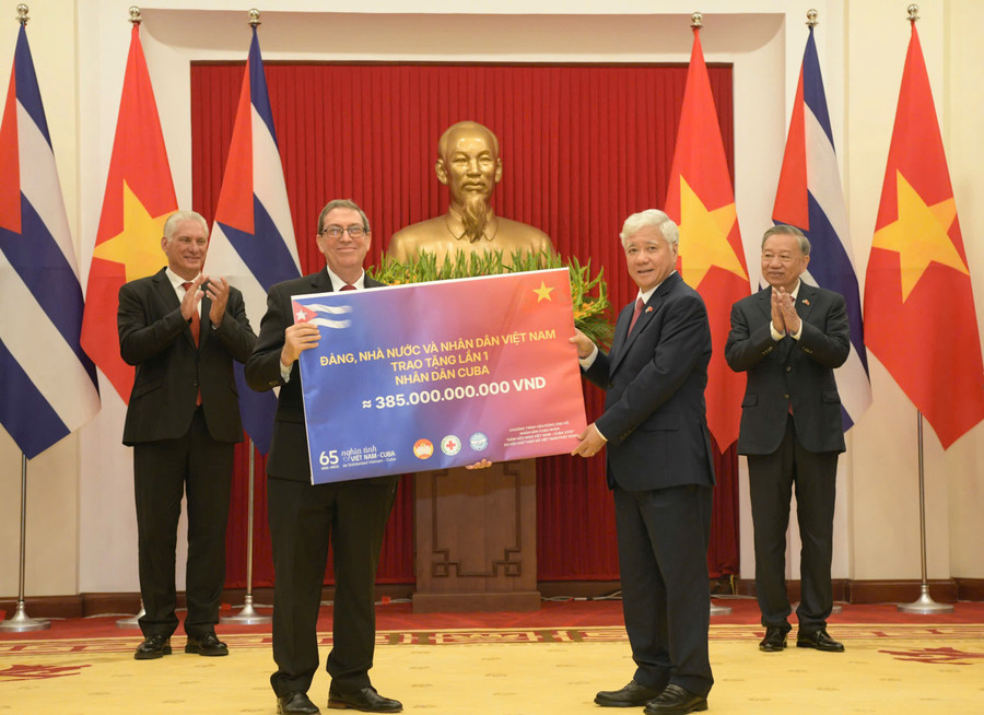 Ủy ban Trung ương Mặt trận Tổ quốc Việt Nam trao tiền ủng hộ Cuba.