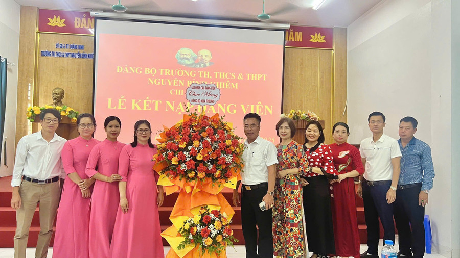 Đại diện cha mẹ MM886 slot game, bắn cá, lô đề, đá gà tặng hoa chúc mừng chi bộ Trung học phổ thông. 5.png