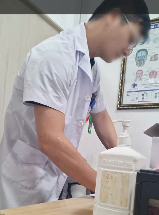 Thanh niên trẻ tuổi khám tai, mũi, họng cho bệnh nhân tại phòng 108. Tuy nhiên, tại phần ký tên bác sĩ hiển thị: BSCKI Nguyễn Ngọc Toàn - (Ảnh: cắt từ video). z6694010892051-0d50c4da52f7ab743ab3dcd38bbb9b04.jpg