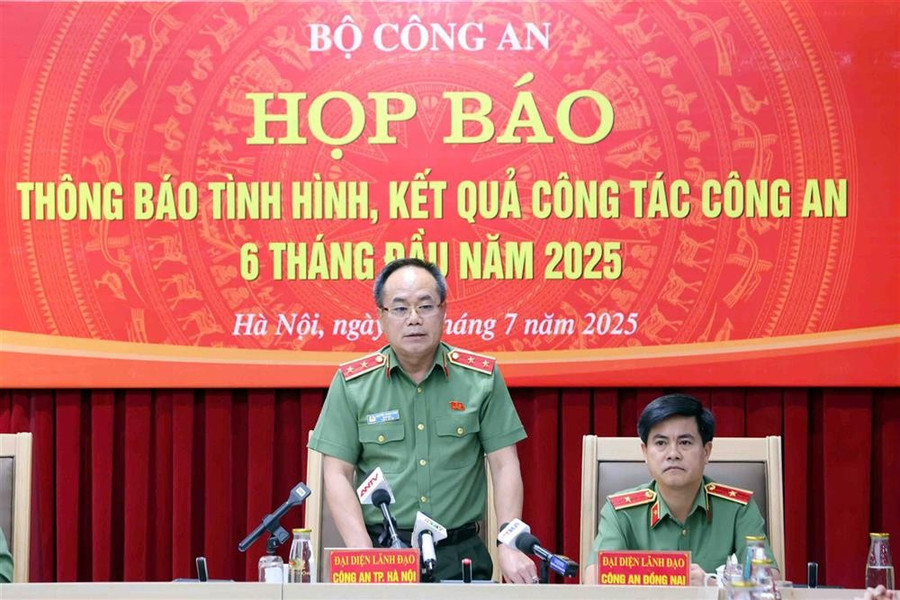 Trung tướng Nguyễn Thanh Tùng (trái) thông tin đã thu giữ hơn 5.300 tỷ đồng vụ lừa đảo do Phó Đức Nam cầm đầu. 19.jpg