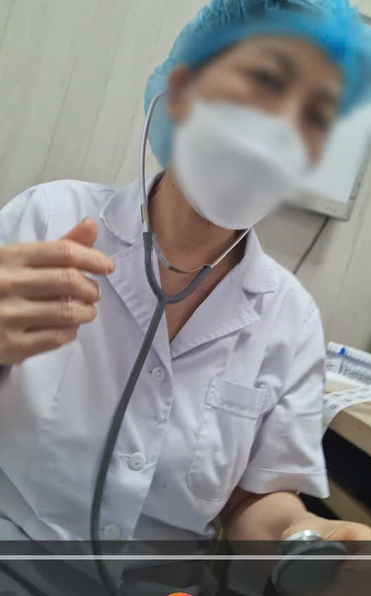 Người phụ nữ khám danh mục z6694000211186-f072838027d6b66c7c84427b17012c9c.jpg
