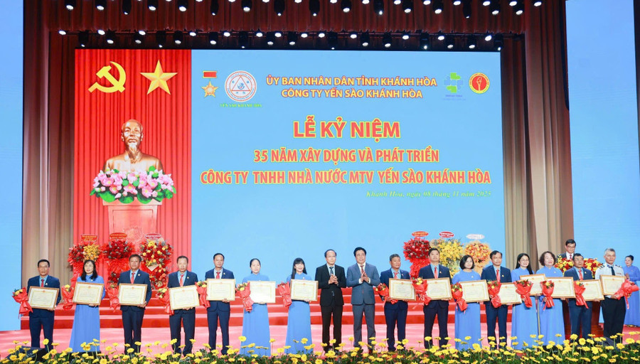 Với sự nỗ lực cống hiến, vừa qua nhiều lãnh đạo, cán bộ nhân viên Công ty Yến sào Khánh Hòa vinh dự nhận bằng khen của UBND tỉnh Khánh Hòa. z7203067136441-98e2e2c4588e85998ecfc08fda20ae48.jpg